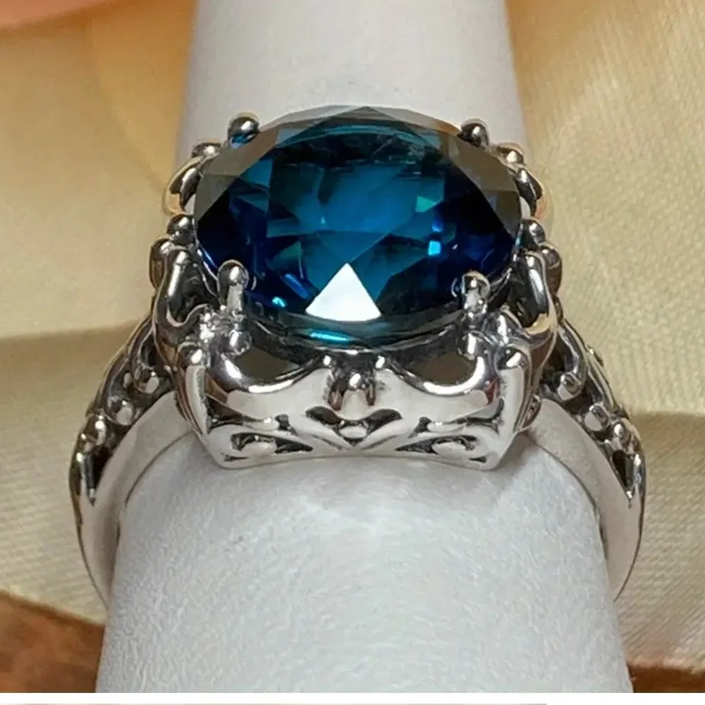 Elegant Silver Ring with Blue Gemstone - Picture 4 of 4